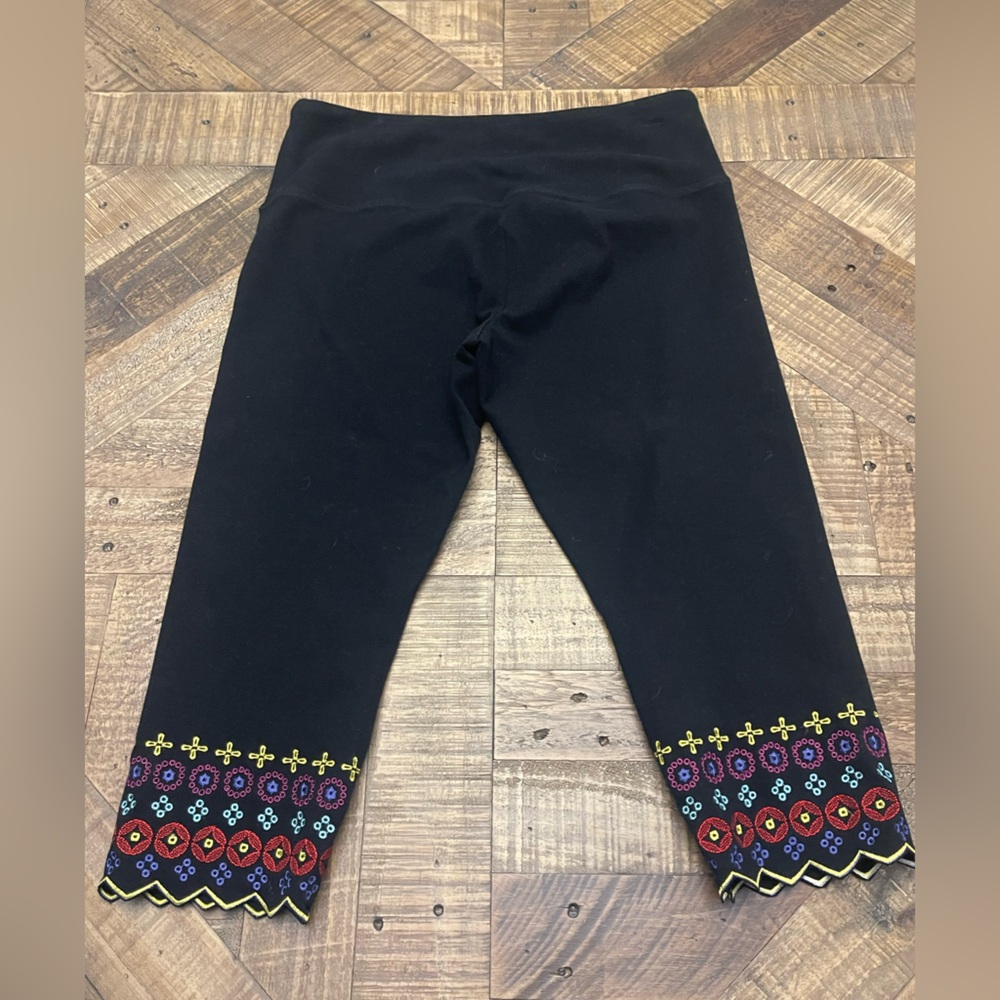 Chic Black Capris With Multicolor Embroidery - image 3
